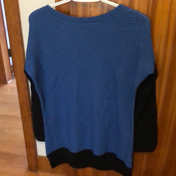 St.John Sweater - Picture 1 of 3